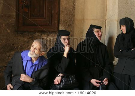JERUSALEM - 20 APRIL: Pilgrimer från Östeuropa kommer till heliga graven i skärtorsdagen (tre 