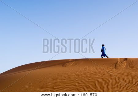 Berberské muž v Duna Erg Chebbi za svítání