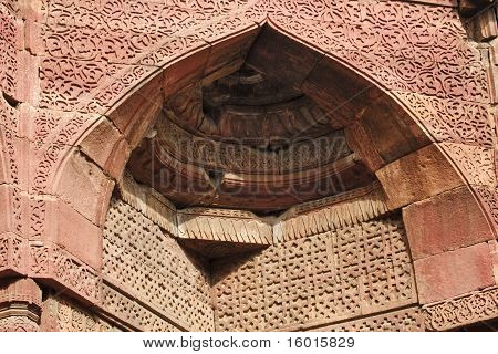 Detail jednoho z rohů uvnitř mauzoleum císaře v Qut'b Minar v Dillí.