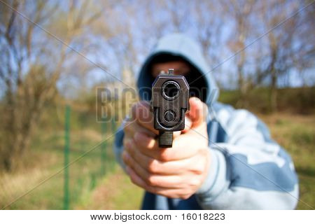銃を持った強盗