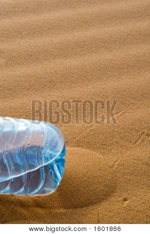 Láhev vody v poušti