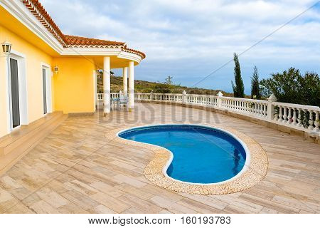 Luxury villa longe with outdoor swimming pool
