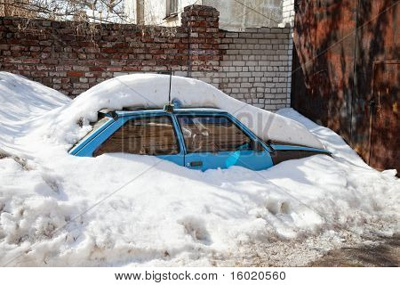 Invierno. Coche bajo la nieve