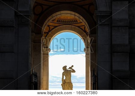 sculpture with blue sky in longchamp palace