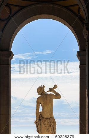 sculpture with blue sky in longchamp palace
