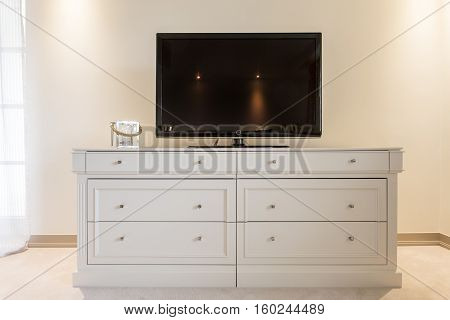 Flat Screen Tv On Cabinet