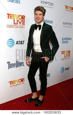 LOS ANGELES - DEC 4:  Joey Graceffa at the TrevorLIVE Los Angeles 2016 at Beverly Hilton Hotel on December 4, 2016 in Beverly Hills, CA