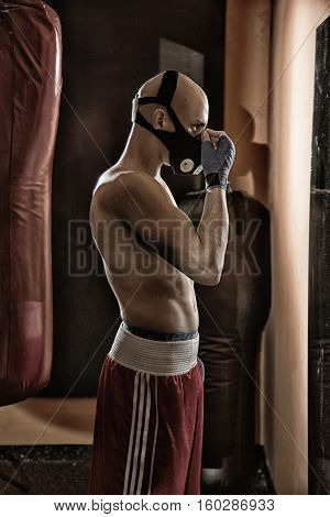 Boxer putting on a mask to make the breathing more diffucult
