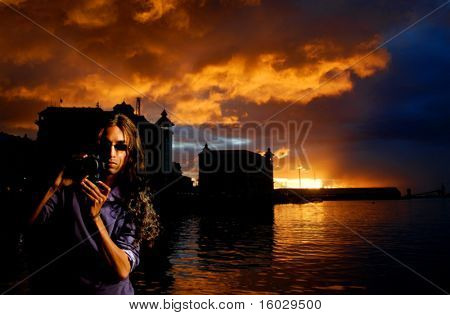 Latino fotograaf in zonsondergang