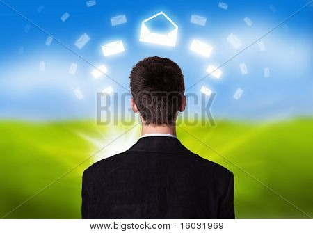 Kaufmann mit E-mail Icons im Umlauf sein Kopf 2