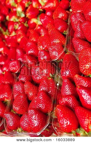 จำนวนมากดิบสดสตรอเบอร์รี่บนเคาน์เตอร์