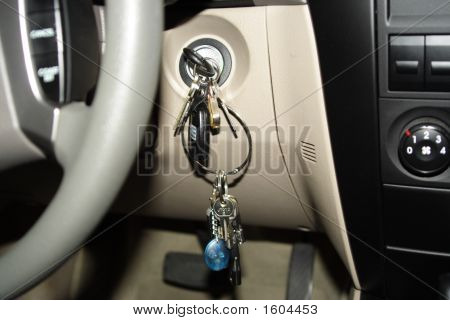 Avaimet virtalukossa.