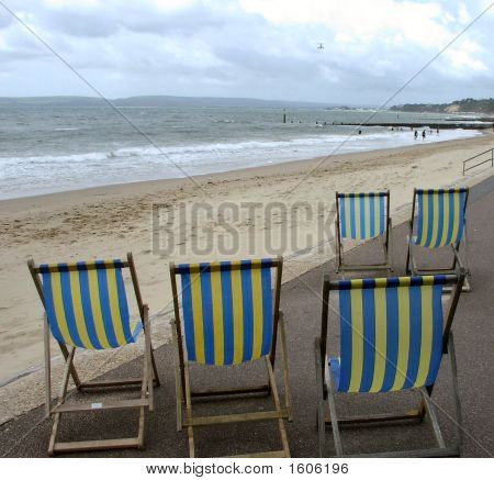 Tumbonas cerca de muelle de Bournemouth