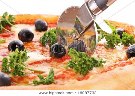 smaczne Pizza z oliwkami na białym tle