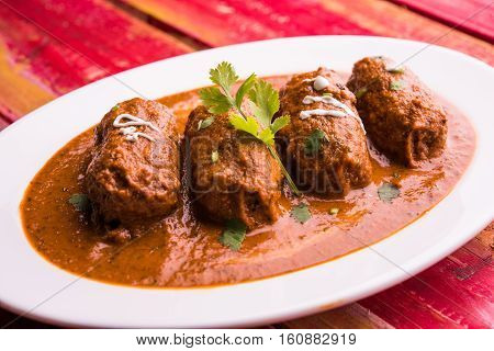 malai kofta curry - classic North Indian dish. vegetarian alternative to meatballs served with tandoori roti or indian bread and green salad, selective focus