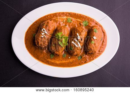 malai kofta curry - classic North Indian dish. vegetarian alternative to meatballs served with tandoori roti or indian bread and green salad, selective focus