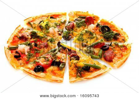 Dobrá Pizza s olivami izolovaných na bílém
