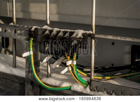 Ground wire, electrical ground wires connected to a metal plate, electric wires