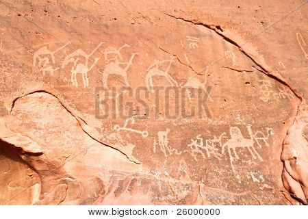 Imagens de camelos esculpido em uma parede de rocha em Wadi Rum, um sítio de Património Mundial da UNESCO na Jordânia.