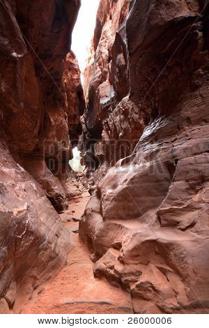 Wadi Rum birçok rock yazıtlar içeren Khazali Kanyon erozyona uğramış cliff. Wadi Rum, Ürdün