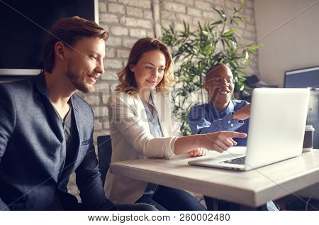 Business modern woman leading meeting on computer talking and sharing ideas with colleagues