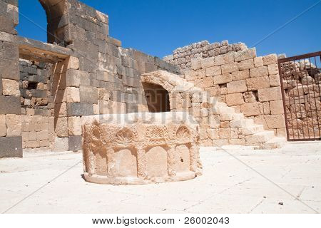 Deserto di pietra bene in Qasr Al Hallabat Castello, Jordan