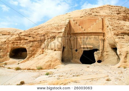 Cave temple em Petra. Feito cavando um buracos nas rochas e cortando o Morro. Jordânia