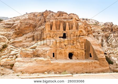 Templo em Petra. Feito cavando um buracos nas rochas e cortando o Morro. Jordânia