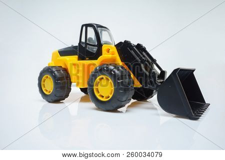 Toy Industrial Vehicle, Plastic Wheel Loader Excavator for Earth Moving Works at Construction Site, Miniature Earth Mover,  Frontend Loader with a Big Scoop, Heavy-Duty Bulldozer, Toy Loader Digger