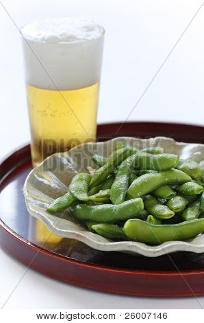 Bier und gekochte grüne Sojabohnen