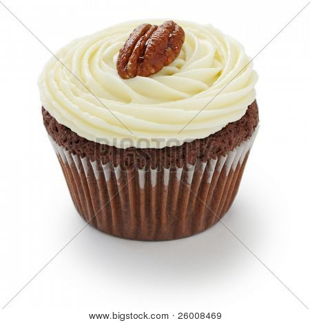 Cupcake cioccolato noci pecan su sfondo bianco
