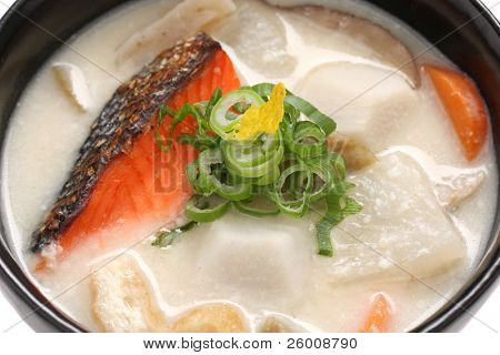 Kasu jiru (sopa a base de lías de sake), comida japonesa