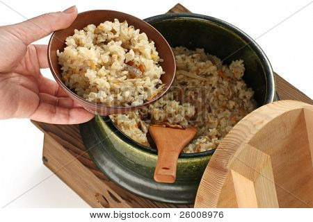 servire takikomi gohan (riso misto giapponese)