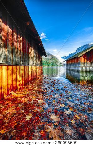 Sunny Morning On The Lake Altausseer See. Sunny Autumn Scene In The Morning. Location: Resort Altaus