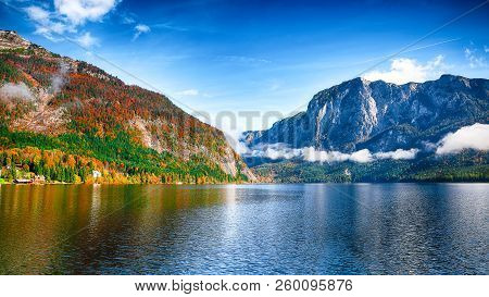 Sunny Morning On The Lake Altausseer See. Sunny Autumn Scene In The Morning. Location: Resort Altaus