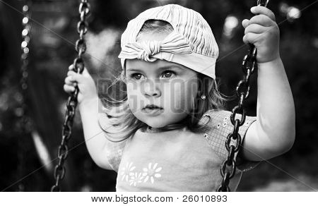 그네에 작은 아기