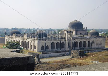 A View Of Jamia Mosque Situated In The Gulbarga Fort, Gulbarga, Karnataka, India