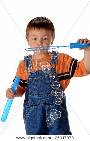 Zbliżenie portret przedszkolaka dmuchanie baniek przez duże bańki różdżki.  Na białym tle.