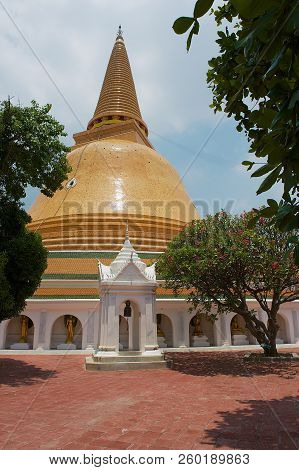 Nakhon Pathom, Thailand - April 09, 2012: Phra Pathon Chedi, The Landmark Of Nakhon Pathon Province,
