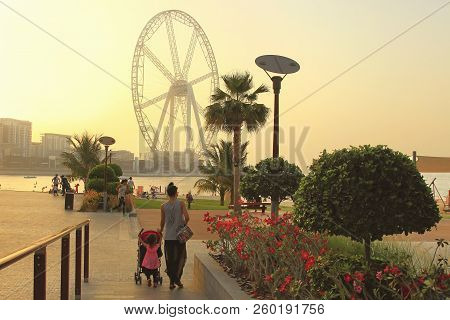 Dubai, Uae - May 08, 2018: Dubai Marina Promenade At Sunset. Ferris Wheel, Dubai Marina Beach, Dubai