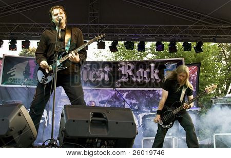 SATU MARE, Rumænien - 28. juni: Sø af tårer udfører på scenen på Samfest rock festival 28 juni 2008 