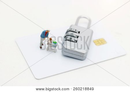 Miniatrue People: Shoppers With Shopping Cart Standing  On Credit Card. Shopping Online And Credit C