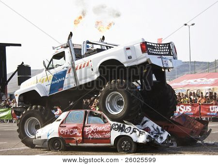 CLUJ-NAPOCA, Roemenië-25 SEPTEMBER: Monster truck show tijdens de Ursus alcohol gratis vrachtwagen competit