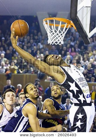 CLUJ-NAPOCA, Rumænien - 7 februar: Bambale Osby i aktion på en rumænsk National Championship basketb