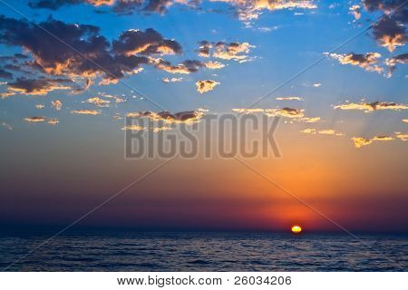 Coucher du soleil avec les beaux nuages et de la mer