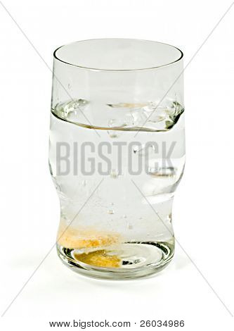 Glas med en orange mousserende tablet på hvid