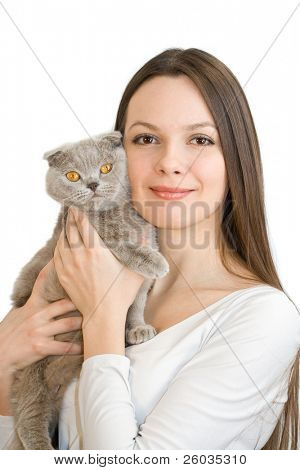 Mujer joven con gato scottish fold aislado sobre fondo blanco