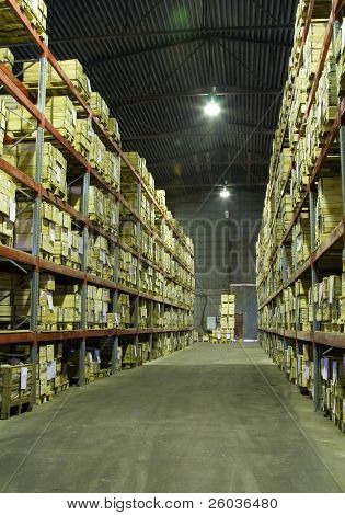 Armazém industrial com abundância de caixas