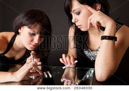 meninas estão cheirando cocaína (imitação). isolado em um fundo preto