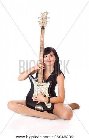 una bella giovane donna con chitarra electo. isolato su sfondo bianco